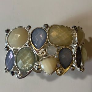 NWOT Crystal Resin Mounted Elastic Bracelet